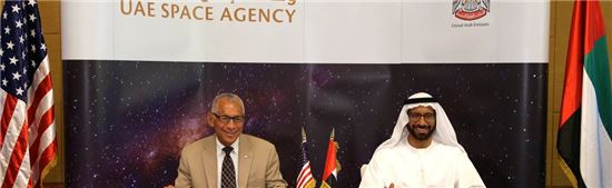 ▲나사와 UAE 우주기구가 서로 협력하기로 했다. 찰스 볼든 나사 국장(왼쪽)과 알 로마이티 UAE 우주기구 의장.[사진제공=NASA]