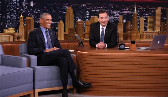 지난 8일(현지시간) NBC방송의 '더 투나잇 쇼 스타링 지미 팰런'(The Tonight Show Starring Jimmy Fallon)에서 버락 오바마 미국 대통령의 인터뷰가 방영됐다.(사진=유튜브 캡처)