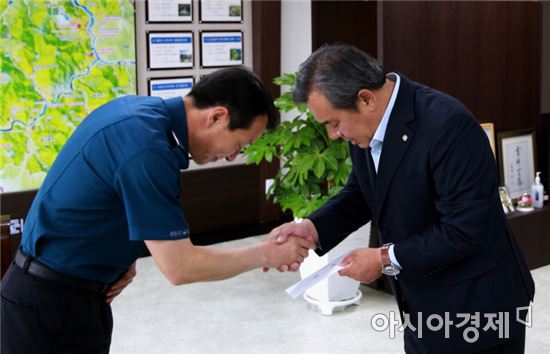 곡성경찰서(서장 오상택)에서 직원들이 정성으로 모은 성금을 유근기 곡성군수(오른쪽)에게 전달하고있다.