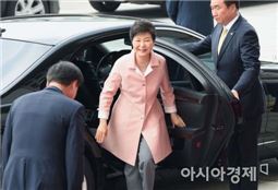 20대 국회 개원식 참석을 위해 국회에 도착한 박근혜 대통령.