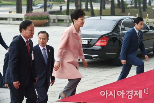 [포토]박 대통령. "국정동반자로서 국회 존중"