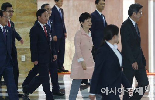 지난달 24일 국회를 찾은 박근혜 대통령. 박 대통령은 이날 국회 본회의장에서 개헌론을 제기했다. / 사진=아시아경제DB