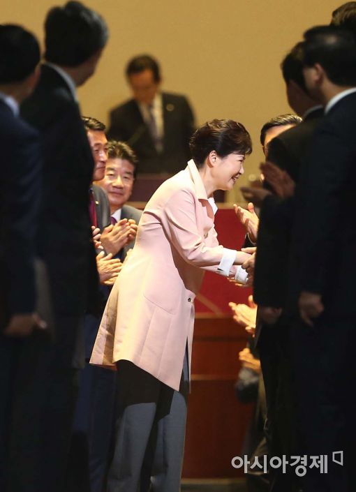 [포토]박수 받으며 퇴장하는 박근혜 대통령 