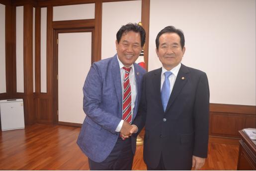 정세균 국회의장(오른쪽)과 성백진 서울시의원