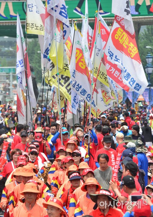 [포토]서울역에 모인 전국 노점상 상인들 