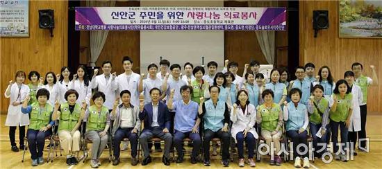 전남대학교병원(병원장 윤택림)이 지난 11일 신안 증도에서 펼쳤던 사랑나눔의료봉사를 주민들의 호응 속에 성황리에 마쳤다.