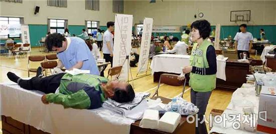 전남대학교병원(병원장 윤택림)이 지난 11일 신안 증도에서 펼쳤던 사랑나눔의료봉사를 주민들의 호응 속에 성황리에 마쳤다.