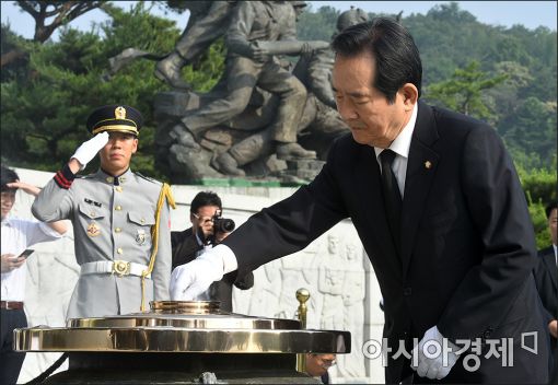 [포토]현충탑 분향하는 정세균 국회의장