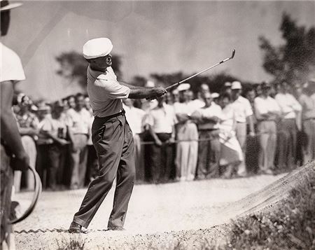 벤 호건이 1953년 오크몬트골프장에서 열린 US오픈 당시 벙커 샷을 하고 있는 장면. 사진=PGA투어 홈페이지