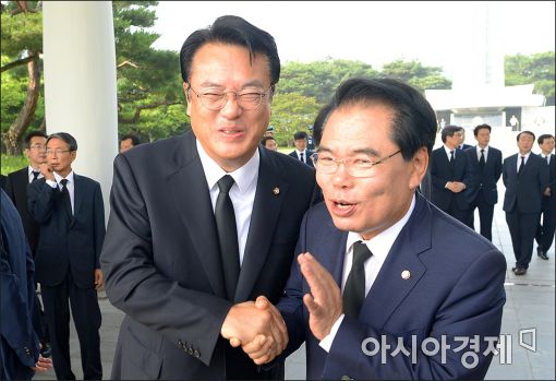 [포토]악수하는 정진석·백재현