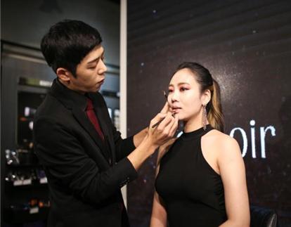 외국 관광객, 직접 메이크업 체험해보는 프로그램 진행