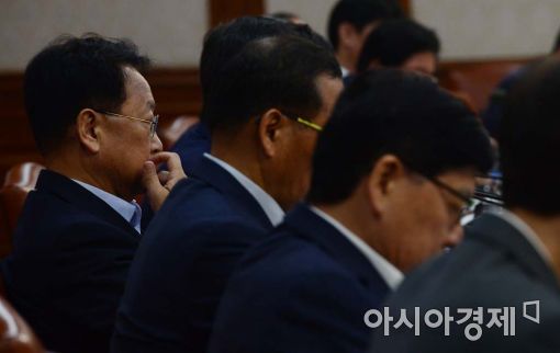 [포토]유일호 경제부총리, 추경 고민? 