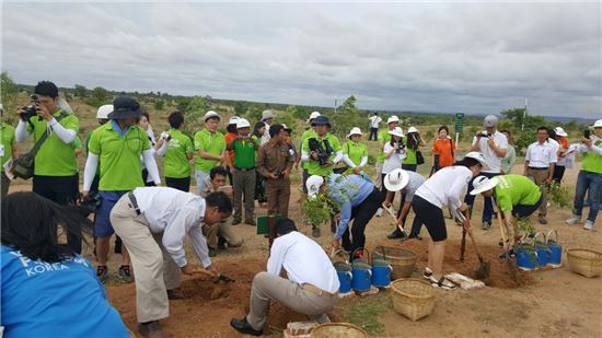 우리나라 미얀마 ODA의 또 다른 축인 '산림사업지'에서 나무를 심는 모습.