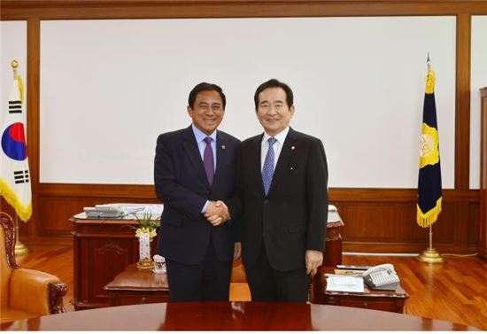 정세균 국회의장(오른쪽)과 양준욱 서울시의원 