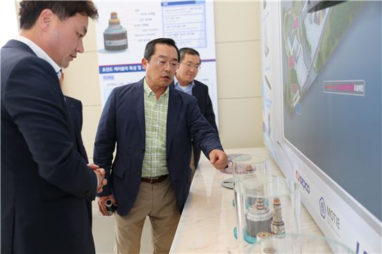 ▲구자열 LS그룹 회장이 LS전선 제주 초전도센터에 방문해 제품을 살펴보고 있다. 
