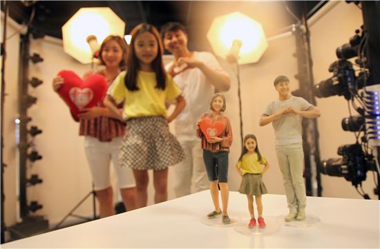 14일 오전 서울 영등포에 위치한 이마트 가전전문매장 일렉트로마트 영등포점에서 모델들이 3D스캔 기술로 완성된 피규어를 선보이고 있다.