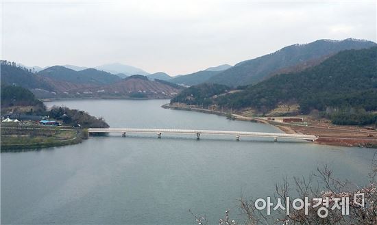 함평군(군수 안병호)은 신광면 함평자연생태공원과 대동면 대동제 생태수목원을 잇는 인도교를 준공했다.