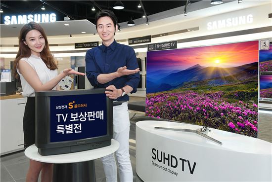 삼성전자 모델들이 15일 논현동 삼성 디지털프라자 강남본점에서 '삼성전자 TV 보상판매 특별전'을 소개하고 있다. 