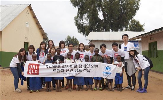 유니클로 한국, 중국, 일본 및 프랑스 직원들이 유엔난민기구 직원들과 함께 르완다 난민 캠프에서 '1000만 벌의 도움' 캠페인 기념 촬영을 하고 있다.