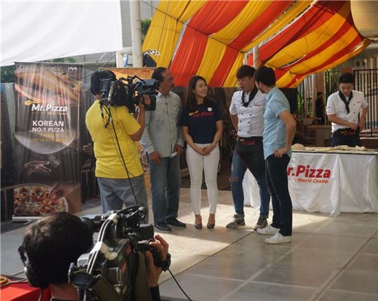 미스터피자 드림팀, 比 최대 방송사 ABS-CBN TV 출연…도우쇼 공연 