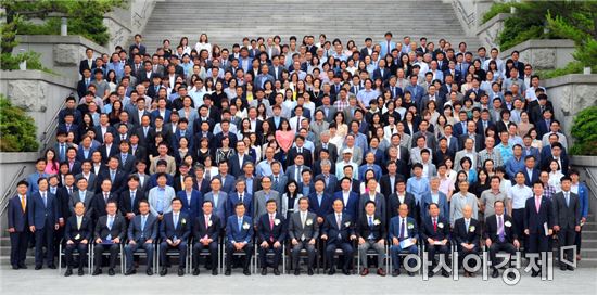 호남대학교(총장 서강석)는 6월 15일 오전 10시 문화체육관 대강당에서 개교 38주년 기념식을 가졌다. 교직원들이 기념촬영을 하고있다.