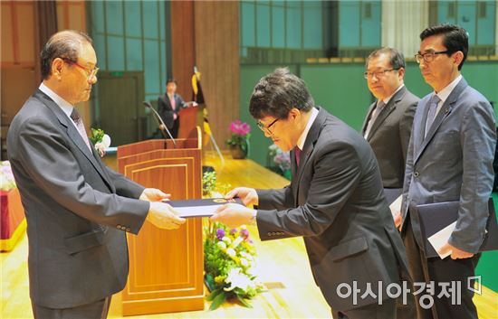 호남대학교(총장 서강석)는 15일 오전 10시 문화체육관 대강당에서 개교 38주년 기념식을 가졌다. 박기인 이사장이 표창을 하고있다.