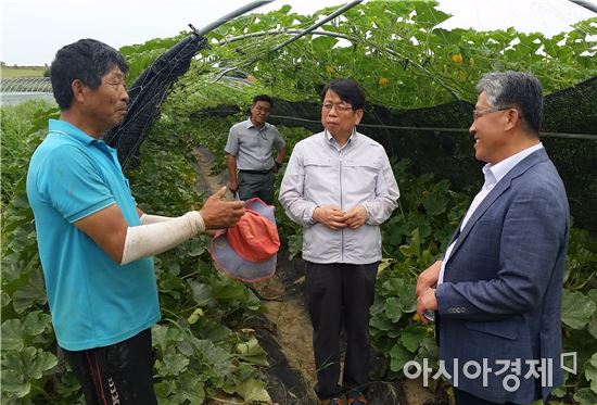 김성일 전남농업기술원장(사진 가운데)이 15일 오후 농업 현장의 생생한 소리를 듣기 위해 함평군을 방문했다.

