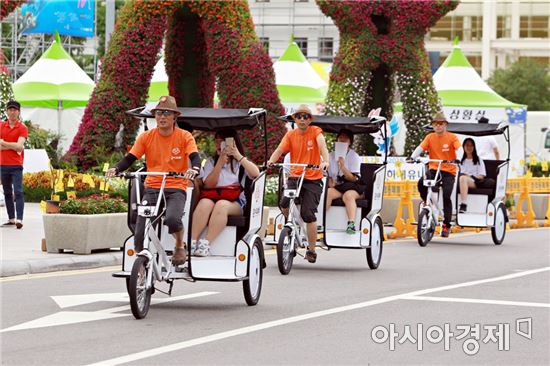 관광자전거를 타고 광주도심을 여행하는 프로그램 ‘훈이오빠’가 국내외 관광객과 시민들로부터 인기를 모으고 있다.
