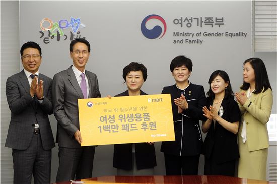 김수완 이마트 사회공헌(CSR) 상무, 이갑수 이마트 대표, 박애선 서울시 학교밖청소년지원센터 센터장, 강은희 여성가족부 장관, 장문희 파주시 학교밖청소년지원센터 센터장, 류권옥 세종시 학교밖청소년지원센터 센터장이 기념 촬영을 하고 있다. 