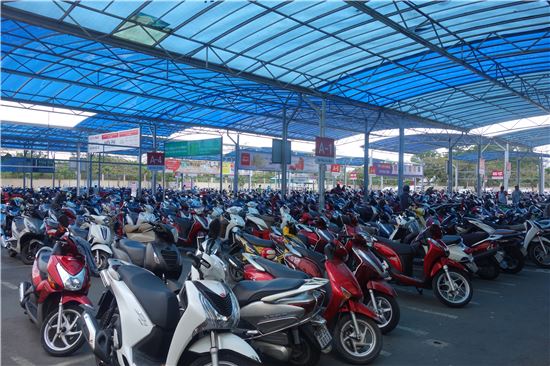 전기차시대는 먼얘기…베트남서 뿌리내린 '오토바이경제학'