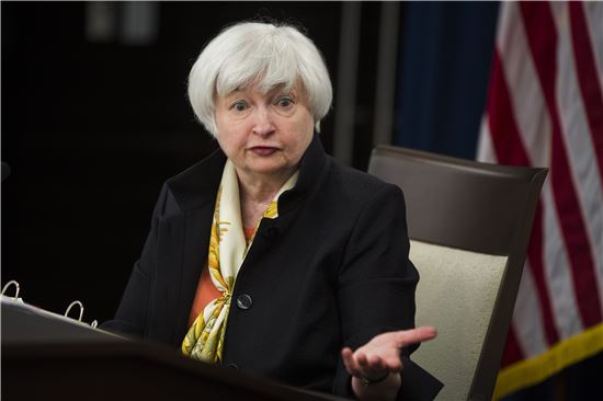 재닛 옐런 미국 연방준비제도(Fed) 의장이 15일(현지시간) 연방공개시장위원회(FOMC)회의 이후 금리 동결의 배경에 대해 설명하고 있다. (EPA=연합뉴스)