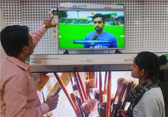LG전자 직원이 인도 델리 시내에 위치한 전자제품 매장에서 고객들에게 '모기 쫓는 TV(Mosquito Away TV)'를 설명하고 있다. 