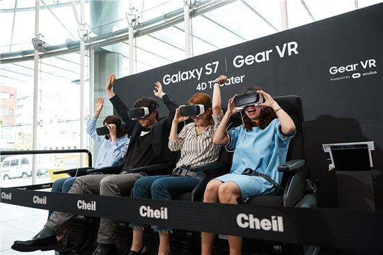 제일기획 직원들이 본사 사옥에 마련된 'VR 체험존'에서 롤러코스터 VR(가상현실) 콘텐츠를 체험하고 있다