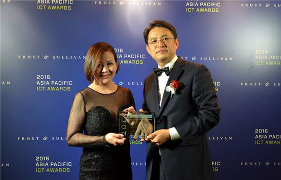 박정민 SK플래닛 시럽본부장(오른쪽)이 15일(현지시간) 싱가폴에서 열린 시상식에서 상을 수상하고 있다.