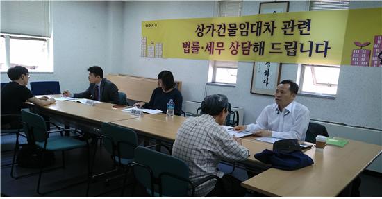 시민들이 '서울시 마을세무사'에게 무료로 세무 상담을 받고 있다.