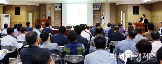 완도군(군수 신우철)은 지난 15일 완도군청 대회의실에서 해양수산부, 수산과학원, 전남도, 어업인 등 150여명이 참석해 올해 적조 발생대비 선제적 대응 마련을 위한 적조피해방지 피해 매뉴얼을 설명하고 개선방안 등 종합 토론회를 개최했다.