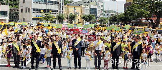 완도군어린이집연합회(회장 김성대)는 지난 15일에 군청 앞 광장에서 출산장려 캠페인을 펼쳤다.
