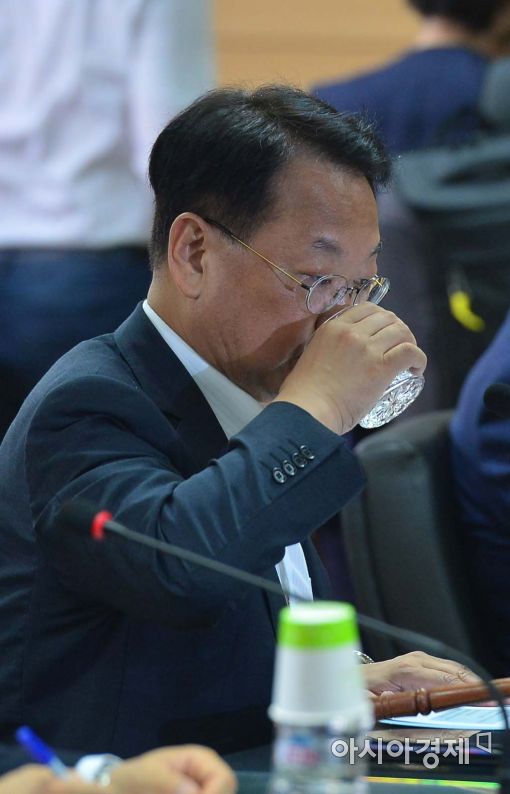 [포토]목 타는 유일호 경제부총리 