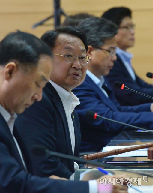 [포토]유일호 "임금피크제 도입으로 역대 최대 신규채용 예상"