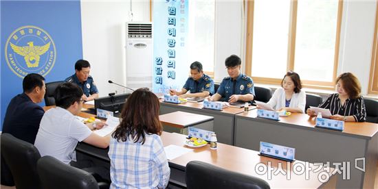 함평경찰서(서장 이기옥)는 15일 범죄예방협의체 간담회 개최와 함께 여성안전 취약지에 대한 현장점검을 실시했다.
