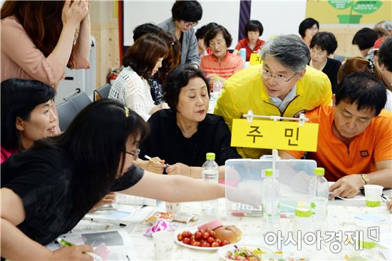 민형배 광주시 광산구청장이 광산구 통장자치대학에 참석해 통장들과 대화를 하고있다.