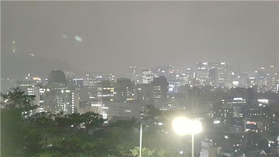 제2전망대에서 바라본 서울 도심 야경. 사진 10시 방향으로 서울타워가 흐릿하게 보인다. 사진 중앙에 찍힌 두 점은 흡사 UFO의 형상 같기도 하다.
