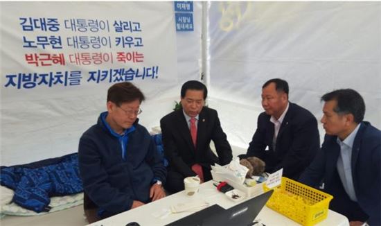 박래학 서울시의회의장(왼쪽 두번째)이 16일 오전 이재명 시장(왼쪽 첫번째) 격려 방문했다.