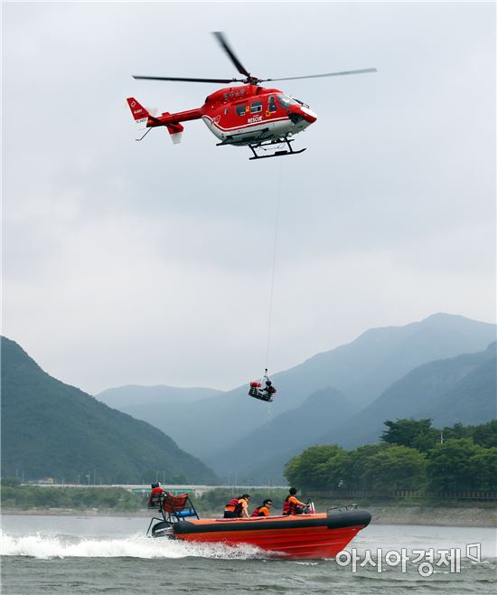 광주광역시소방안전본부는 16일 전남 장성호에서 구조대원 60명을 대상으로 여름철 수난사고 대비 인명구조 훈련을 실시했다.
