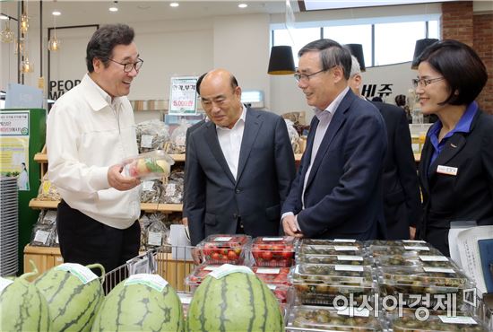 [포토]이낙연 전남지사,광양원예농협 로컬푸드직매장 방문