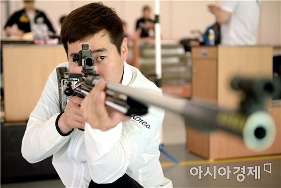 [포토]소총 3자세 훈련하는 김종현
