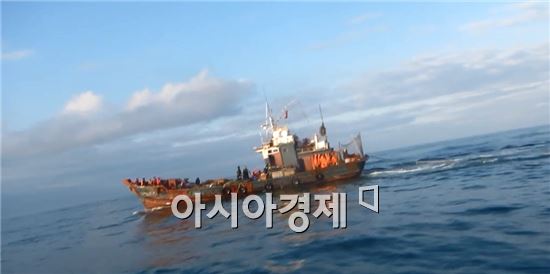 16일 오전 불법 조업 혐의로 해경 기동전단에 의해 나포된 중국 어선 요대중운 15101호. 사진=국민안전처