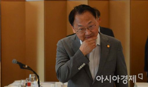 유일호 "구조조정 따른 고용불안에 정책수단 총동원"