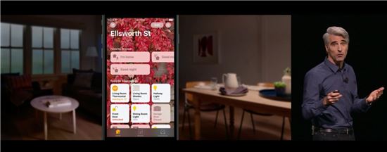 애플이 WWDC2016에서 새로워진 스마트홈 서비스인 '홈' 앱을 소개하고 있다