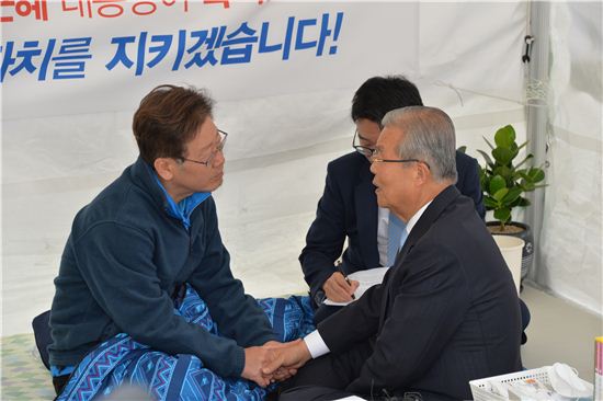 이재명 성남시장(왼쪽)이 단식 농성장을 찾은 김종인 더불어민주당 대표와 손을 잡고 이야기를 하고 있다.